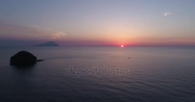 hareketli yan hava görünüm Akdeniz Okyanusu günbatımı veya uzak Adaları ile gündoğumu. Açık havada doğa ILDIZ, İtalya, Sicilya Eolian Adası seyahat. yaz veya spring.4k dron video oluşturma