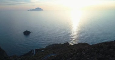 günbatımı veya gündoğumu uzak Adaları ile Akdeniz okyanusun hava görünümünü keşfetme. Açık havada doğa ILDIZ, İtalya, Sicilya Eolian Adası seyahat. yaz veya spring.4k dron video oluşturma