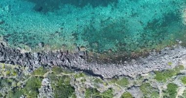 tarafta ek yükü hava Akdeniz wild coast, mavi su. Doğa ortamı açık havada seyahat ILDIZ, İtalya, Sicilya Salina rüzgârdan Island.Sunny summer.4k dron üstten görünüm video oluşturma