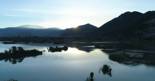 Avanzando hacia el lago del amanecer en verano.Europa Italia naturaleza verde al aire libre paisaje salvaje aéreo establecimiento.4k drone vuelo estableciendo disparo — Vídeos de Stock