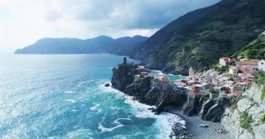 seyahat Simgesel Yapı hedef Vernazza, Akdeniz kasaba, Cinque terre Milli Parkı, Liguria, İtalya Hava görünümünü. Öğleden sonra güneşli ve bulut hava. 4k yavaş hareketli 60 fps dron yan video