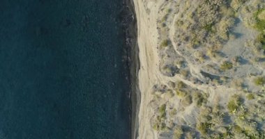 Akdeniz wild coast, mavi su üzerinde ek yükü hava iletmek. Doğa ortamı açık havada seyahat ILDIZ, İtalya, Sicilya Salina rüzgârdan Island.Sunny summer.4k dron üstten görünüm video oluşturma
