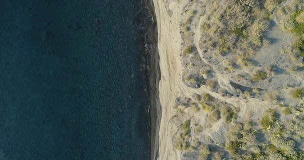 Antena aérea para a frente na costa selvagem do mar Mediterrâneo, azul water.Nature ambiente ao ar livre viagem establishment, Itália, Sicília Salina Eolian Island.Sunny summer.4k drone vista superior estabelecer vídeo — Vídeo de Stock