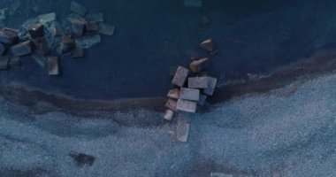 Salina Akdeniz sahil plaj uzak Stromboli volcano ile ek yükü hava taşıma. Açık havada doğa seyahat ILDIZ, İtalya, Sicilya rüzgârdan Island.Summer.4k dron üstten görünüm video oluşturma