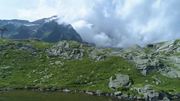 Vooruit zich beweegt over blauwe alpine meer — Stockvideo