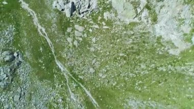 Kayalar ve çim dağ Vadisi üzerinde hareketli yükü