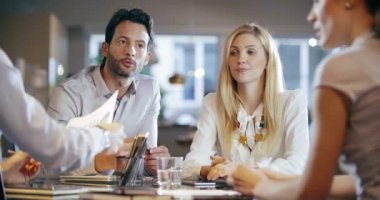 Ofiste toplantı şirket iş takım çalışması. Dört beyaz iş adamı ve iş kadını strateji birlikte konuşmaya grup insanlar. İşbirliği, büyüyen, grafik kullanarak başarı kavramı. 4k video