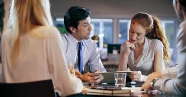 Kurumsal iş takım iş ofis toplantısı. Dört beyaz iş adamı ve iş kadını strateji birlikte konuşmaya grup insanlar. İşbirliği, büyüyen, başarı kavramı karşılıklı sözleşme deal.4k video