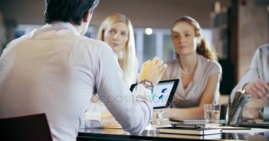 Kurumsal iş takım iş ofis toplantısı. Dört beyaz iş adamı ve iş kadını strateji birlikte konuşmaya grup insanlar. İşbirliği, büyüyen, tablet ve grafik kullanarak başarı kavramı. 4k video