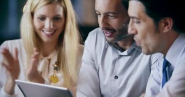 Kurumsal iş takım iş ofis toplantısı. Üç beyaz iş adamı ve iş kadını strateji birlikte konuşmaya grup insanlar. İşbirliği, büyüyen, tablet ile başarı kavramı detaylı. 4k video