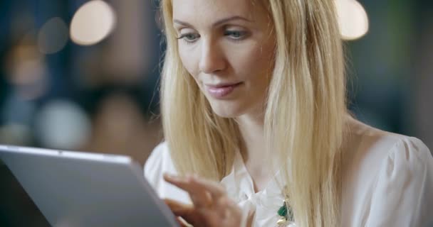 Femme blonde à l'aide de la tablette portrait.Corporate travail d'équipe bureau meeting.Caucasian homme d'affaires et les gens d'affaires groupe parlant ensemble.Collaboration, croissance, succès.4k vidéo — Video