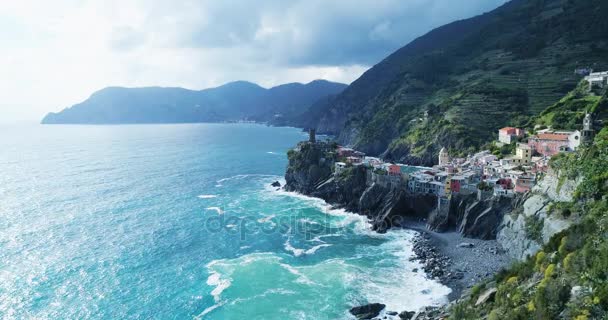 A légi felvétel a landmark úticél Vernazza, Földközi-tengeri kisváros, a Cinque terre Nemzeti Park, Liguria, Olaszország. Napsütéses délután, és a felhő. 4k lassú mozgás 60 fps drone továbbít video — Stock videók