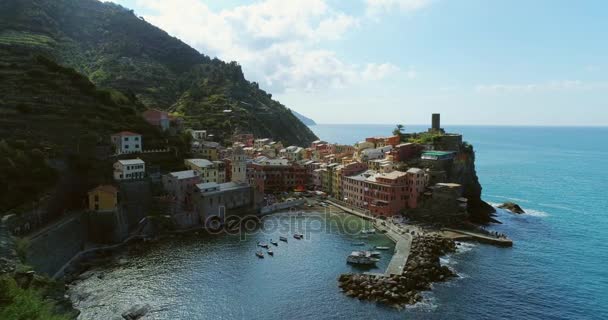 Vista aérea do destino de referência de viagem Vernazza, uma pequena cidade marítima mediterrânea, Parque Nacional Cinque terre, Ligúria, Itália. Manhã com sol e nuvens. 4k câmera lenta 60 fps drone órbita vídeo — Vídeo de Stock