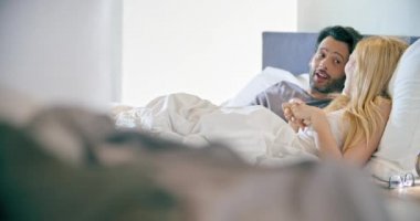 Sarışın kadın ve uykudan sonra konuşan adam. İki aşk sabah sonra evde yatak odası, uyan. Bed.4k video üzerinde beyaz kız ve erkek arkadaşı insanlar liying