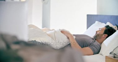 Sarışın kadın ve adam şaka ve yastık dövüşü. İki aşk sabah sonra evde yatak odası, uyan. Beyaz kız ve erkek arkadaşı insanlar liying yatakta. Güzel vuruş. 4k video