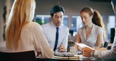 Kurumsal iş takım iş ofis toplantısı. Dört beyaz iş adamı ve iş kadını strateji birlikte konuşmaya grup insanlar. İşbirliği, büyüyen, başarı kavramı karşılıklı sözleşme deal.4k video