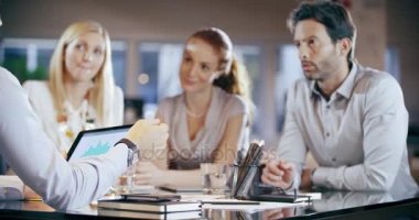 Kurumsal iş takım iş ofis toplantısı. Dört beyaz iş adamı ve iş kadını strateji birlikte konuşmaya grup insanlar. İşbirliği, büyüyen, tablet ve grafik kullanarak başarı kavramı. 4k video