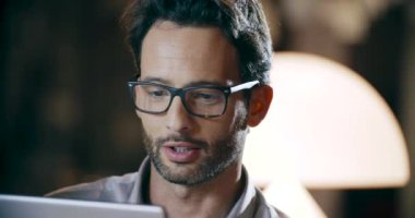 Tablet teknolojisi kullanan adam. Kurumsal iş takım iş ofis toplantısı. Üç iş adamı ve iş kadını grup birlikte strateji konuşmak insanlar. İşbirliği, büyüyen, başarı detail.4k video