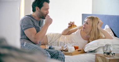 Güzel erkek ve kadın yatakta kahvaltı kahvaltımızda ile. İki aşk sabah sonra evde yatak odası, uyan. Beyaz kız ve erkek arkadaşı insanlar liying yatakta. Güzel vuruş. 4k video