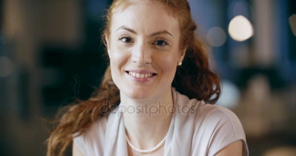 Redhead woman writing on notepad portrait.Corporate business team work office meeting.Caucasian businessman and businesswoman people group talking together.Collaboration,growing,success.4k video — Stock Video