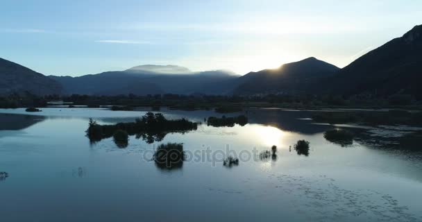 Lado em movimento no lago nascer do sol no verão.Europa Itália natureza verde ao ar livre paisagem selvagem aérea establishment .4k voo drone que estabelece tiro — Vídeo de Stock