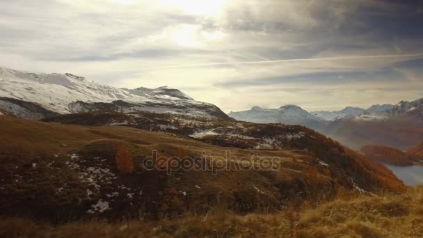 Yan Pov sonbahar keşfetmek ormanda, vadi göl kenarında yürüyüş ve karlı bağlar. Güneşli sonbahar günü açık havada renkli kırmızı orman vahşi doğa dağda Hiking. Alps Devero.4k bakış video oluşturma — Stok video