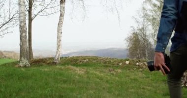 Fotoğraflar için seyir ormanda hiking adam. Arkasında takip. Sonbahar mevsiminde fotoğraf Shoot kırsal alanda yürüyüş gerçek insanlar bin yıllık yolcu backpacker yetişkin erkek fotoğrafçı. 4k video