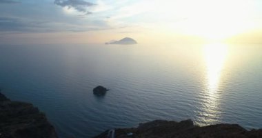 Akdeniz Okyanusu günbatımı veya gündoğumu uzak Adaları ile hareketli ileri havadan görünümü. Açık havada doğa seyahat ILDIZ, İtalya, Sicilya rüzgârdan Island.Summer veya spring.4k dron video oluşturma