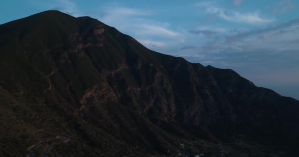 地中海サリナ火山の山と Pollara の町の空撮をパンします。自然アウトドア旅行ビデオを確立する設置者、イタリア、シチリア風成塵 Island.Summer または spring.4k のドローン — ストック動画