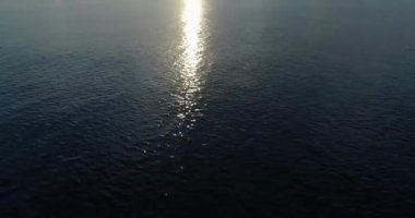 Salina Akdeniz sahil plaj uzak Stromboli volcano ile hava görünümünü keşfetme. Açık havada doğa seyahat ILDIZ, İtalya, Sicilya rüzgârdan Island.Summer.4k dron video oluşturma