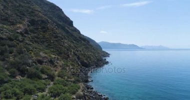 hareketli yan hava görünüm Akdeniz vahşi yeşil kayalık sahil. Doğa ortamı açık havada seyahat ILDIZ, İtalya, Sicilya Salina rüzgârdan Island.Sunny summer.4k dron video oluşturma