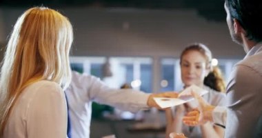 Ofiste toplantı şirket iş takım çalışması. Dört beyaz iş adamı ve iş kadını strateji birlikte konuşmaya grup insanlar. İşbirliği, büyüyen, grafik kullanarak başarı kavramı. 4k video