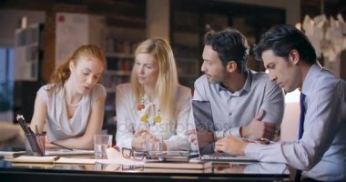 Kurumsal iş takım iş ofis toplantısı. Dört beyaz iş adamı ve iş kadını strateji birlikte konuşmaya grup insanlar. İşbirliği, büyüyen, dizüstü bilgisayar kullanan başarı kavramı. 4k video