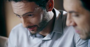 Adam portresi. Kurumsal iş takım iş ofis toplantısı. Üç beyaz iş adamı ve iş kadını strateji birlikte konuşmaya grup insanlar. İşbirliği, büyüyen, başarı detail.4k video