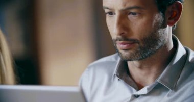 Tablet kullanarak gözlük giyen adam. Kurumsal iş takım iş ofis toplantısı. Üç beyaz iş adamı ve iş kadını strateji birlikte konuşmaya grup insanlar. Collaboration,Growing,Success.4K