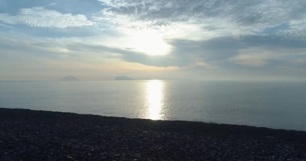 Przesuwanie do przodu widok na Morze Śródziemne shore plaża w Salina z daleko wulkan Stromboli. Na zewnątrz natura podróż klaczy, Włochy, Sycylia Liparyjskie Island.Summer.4k drone ustanawiającego wideo — Wideo stockowe