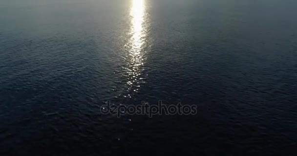 Descubrir la vista aérea de la playa mediterránea de la orilla del mar en Salina con el volcán lejano de Stromboli. Naturaleza al aire libre viajan Establecimiento, Italia, Sicilia Isla Eólica. — Vídeo de stock