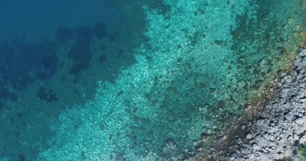 Τροχιά επιβάρυνση εναέρια άγρια ακτή, μπλε νερό στη Μεσόγειο θάλασσα. Φύση περιβάλλον υπαίθρια ταξίδια Θεοδωρούδη, Ιταλία, Σικελία Salina Eolian Island.Sunny summer.4k κηφήνας κάτοψη ίδρυση βίντεο — Αρχείο Βίντεο