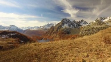 Pov Woods, valley Gölü ve karlı bağlar keşfetmek sonbahar üzerinde yürüme. Güneşli sonbahar günü açık havada renkli kırmızı orman vahşi doğa dağda Hiking. Alps Devero.4k bakış video oluşturma