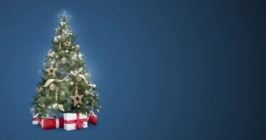 Işıklar döngü xmas ağacı hediye kutuları üzerinde logo veya kopya yerleştirmek için metin alanı ile mavi arka plan ile dekore edilmiştir. Soyut yılbaşı kartpostal tebrik hediyesi animasyon. 4 k sorunsuz döngü video