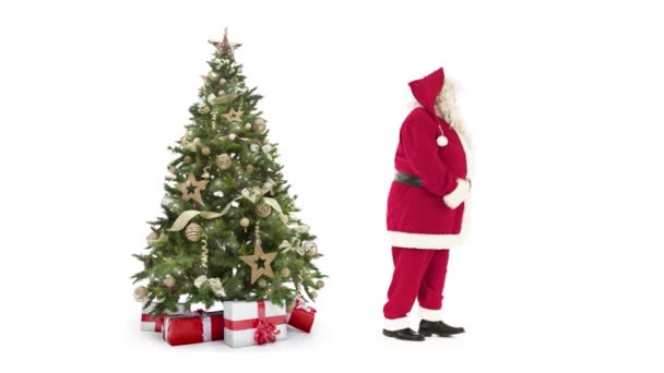 Árbol de Navidad decorado con luces con cajas de regalo y Santa Claus feliz bailando sobre fondo blanco con espacio de texto para colocar el logotipo o la copia. — Vídeo de stock