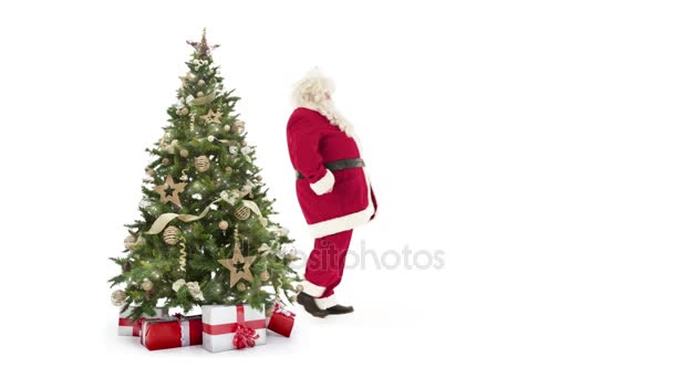 Árbol de Navidad decorado con luces con cajas de regalo y Santa Claus entrando, saludando y saliendo sobre fondo blanco con espacio de texto para colocar el logotipo o la copia. — Vídeos de Stock