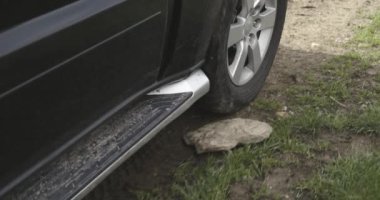 Road Jip ya da kamyonet dört sürücü araç araba detay tekerlek. Sonbahar açık gezi. Sonbahar güneşli günü. 4 k ağır çekim video