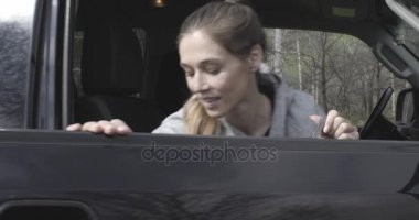 kadın dışından yol veya Suv dört tekerlekli sürücü araç araç sırt çantası ile çıkıyorum. Kaç kişi aşk sonbahar açık gezisinde doğada. Sonbahar güneşli günü. 4 k ağır çekim video