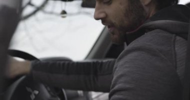 Yol veya Suv dört tekerlekli sürücü araç araç dışından çıkıyorum adam kapatın. Kaç kişi aşk sonbahar açık gezisinde doğada. Sonbahar güneşli günü. 4 k ağır çekim video