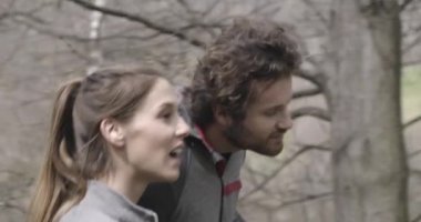 Yürüyüş ve içinde yürüyüş ve kadın ve erkek tarafı yukarı ormanda forest.close huş ağacı. Kaç kişi aşk sonbahar açık gezisinde doğada. Sonbahar güneşli günü. 4 k ağır çekim video