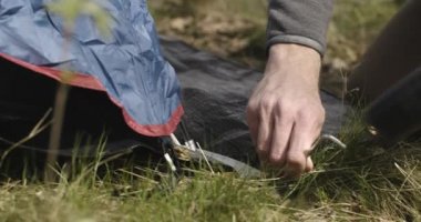 Erkek ve kadın kamp çadır kurma çekiç huş ağacı ormanda forest.detail içinde yerleştirin. Kaç kişi aşk sonbahar açık gezisinde doğada. Sonbahar güneşli günü. 4 k ağır çekim video