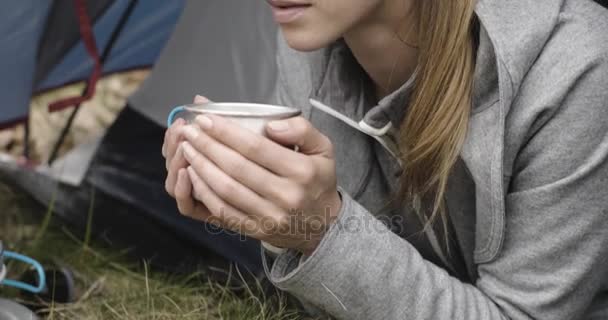 Vrouw drinken warme drank in camping tent. Paar mensen in liefde herfst buiten reis in de natuur. Zonnige herfstdag. Slowmotion 4 k video — Stockvideo