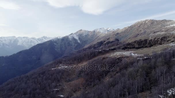 Halad előre, csupasz őszi erdő erdő és a havas őszi vagy téli nap. Kültéri napos természet menekülsz sziklás hegyek snow vad légi establisher.4k drone repülés létrehozó lövés — Stock videók