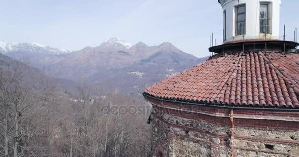 Ανεβαίνοντας πάνω από το κτίριο ή την εκκλησία στη μέση του γυμνού δάσος δάσος το φθινόπωρο ή το χειμώνα. Ιταλική Θεοδωρούδη εξωτερική κεραία. Ιταλία 4k πτήση drone για την ίδρυση βολή — Αρχείο Βίντεο